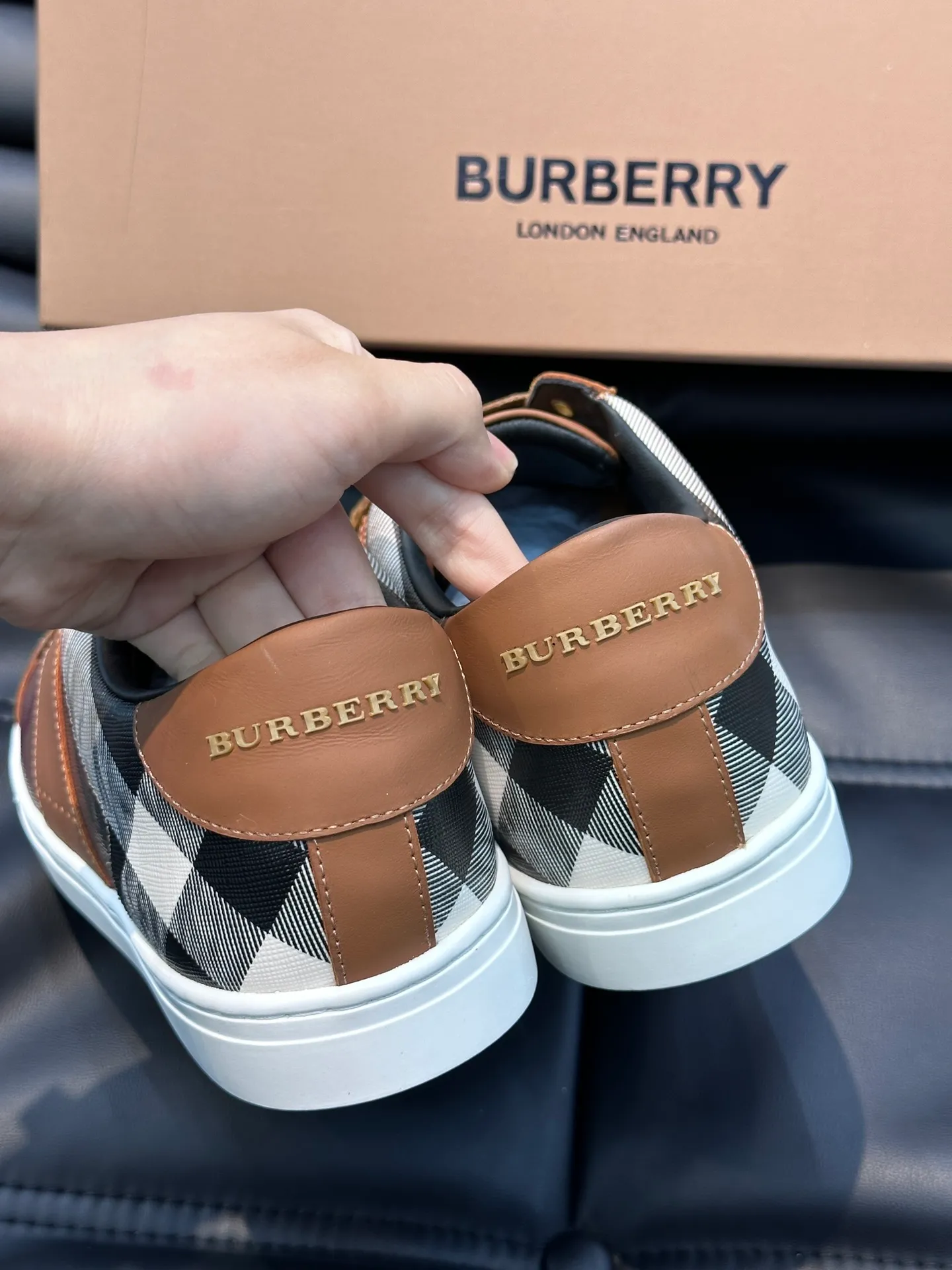 ¥380 B's men's classic low-top sneakers are reinterpreted in Vintage plaid cotton material and decorated with a new brand logo. First-layer cowhide lining, embossed Burberry logo on the heel, and original TPU outsole! Size: 38-44 (45 46 customized)